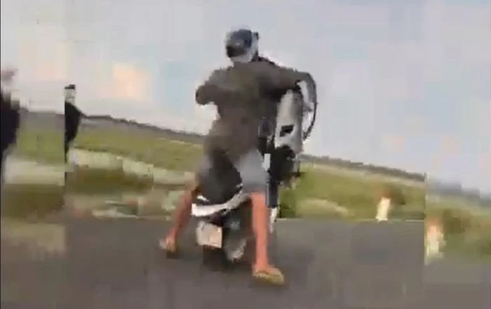 Video: Thanh niên “trổ tài” bốc đầu xe máy và cái kết “đắng”