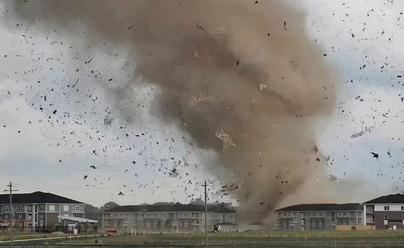 Kinh hoàng lốc xoáy dữ dội nuốt chửng hàng chục biệt thự tại Mỹ