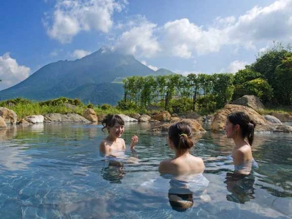 Sốc: Hơn 10.000 phụ nữ bị quay lén khi tắm suối nóng lộ thiên