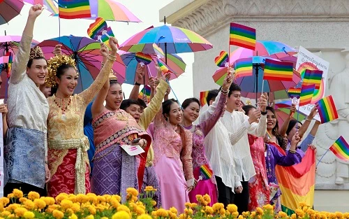 Video: Lần đầu tiên LGBT Thái Lan được diễu hành đòi bình đẳng giới