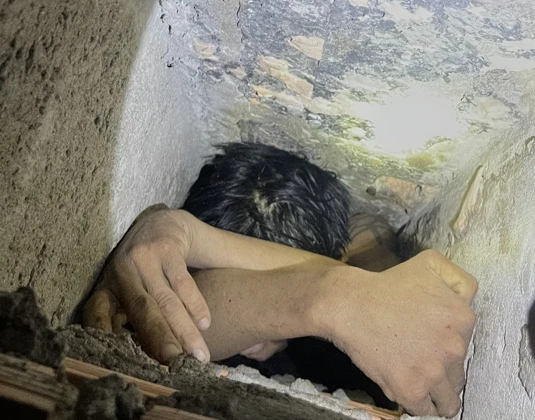 Tên trộm bị mắc kẹt trong lối thoát hơi phải nhờ công an giải cứu
