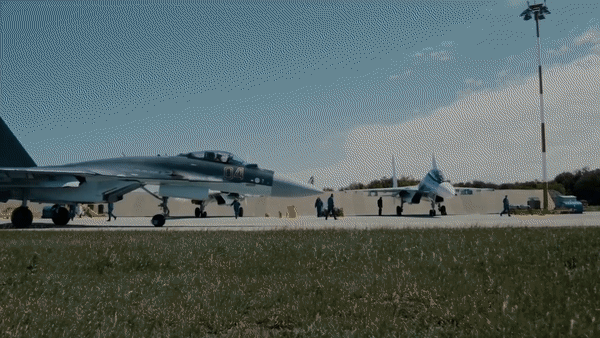 Có tất cả 12 giá treo vũ khí bên ngoài, có thể mang theo nhiều loại vũ khí khác nhau, trong đó có các loại tên lửa dẫn đường tầm nhiệt hoặc laser. Theo TASS, Military Today, Avia.