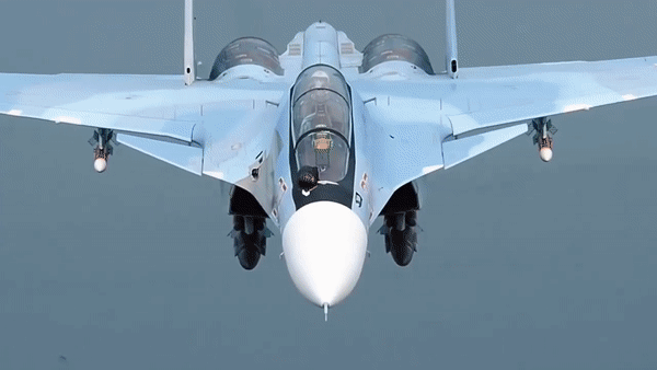 Nga đã lần đầu tiên cho Su-30SM thực chiến tại Syria và thu được kết quả tốt. Tại chiến trường Ukraine, Nga cũng tung ra một số lượng lớn chiến đấu cơ này. Tuy lập không ít chiến công nhưng cũng có nhiều chiếc Su-30SM của Nga bị tổn thất tại Đông Âu. Theo TASS, Military Today, Avia. Tham khảo thêm Tình báo Ukraine hé lộ dự trữ tên lửa hành trình và khả năng sản xuất của Nga