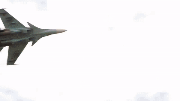 Ngoài ra Su-30SM còn được gắn một radar ở phía sau đuôi để theo dõi, phát hiện các mối đe dọa đến từ phía sau như tên lửa, máy bay đối phương. Theo TASS, Military Today, Avia.