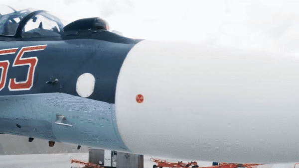 Trang này dẫn nguồn tin quân sự của Nga cho biết, phi đội Su-30SM của Nga đã tích cực phát hiện và ngăn chặn không cho phi đội tiêm kích Ukraine cất cánh. Theo TASS, Military Today, Avia.