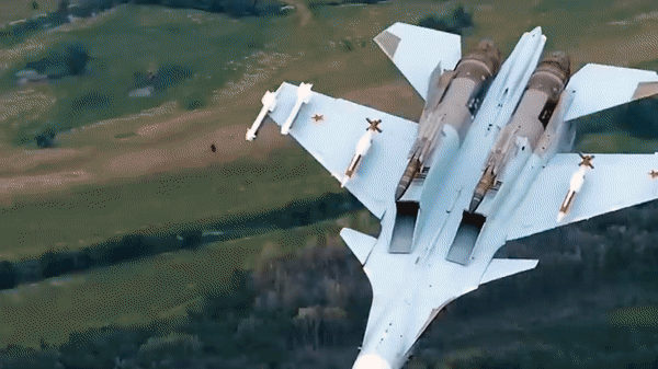 Tiêm kích Su-30SM thuộc thế hệ 4++ và là một biến thể của tiêm kích Su-30MKI do Sukhoi sản xuất. Theo TASS, Military Today, Avia.