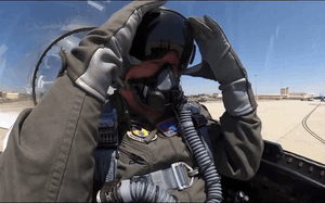 Ảnh thế giới 7 ngày qua: Tòa nhà giáo dục ở Ukraine bốc cháy dữ dội vì tên lửa