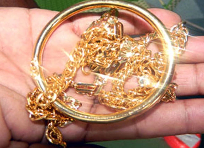 Video: Tạm giữ “nữ quái” chuyên mang vàng giả đi bán ở Hà Nội