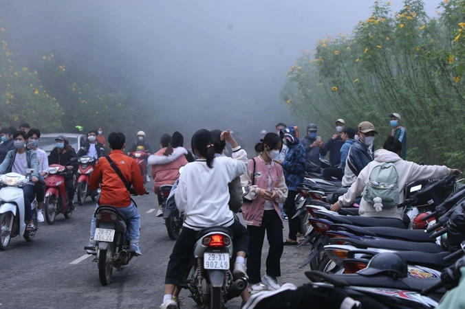 Vườn Quốc gia Ba Vì “thất thủ” ngày cuối tuần