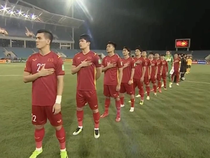 Video: Quốc ca Việt Nam bị tắt tiếng “vì lý do bản quyền” ở AFF Cup