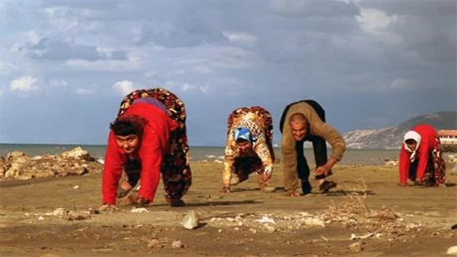 Video: Kỳ là ngôi làng “bò”, nơi người dân chỉ có thể bò bằng 4 chi