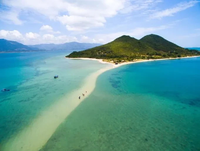 Ngắm những con đường đi bộ xuyên biển độc đáo nhất nhì Việt Nam