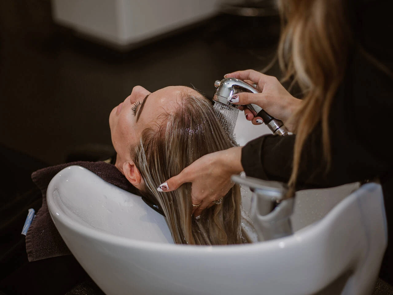 Video: Thợ cắt tóc sẽ bị phạt tiền nếu gội đầu 2 lần cho khách