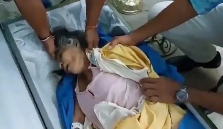 Cụ bà đập quan tài, ngồi dậy trong đám tang của chính mình