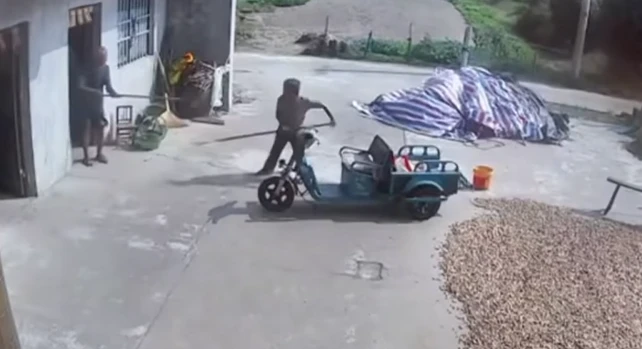 Video: Cụ ông và cụ bà U80 “uýnh” nhau vì không ai chịu rửa bát