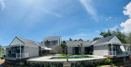 Cận cảnh khách sạn "khủng" xâm phạm thắng cảnh quốc gia Bàu Trắng