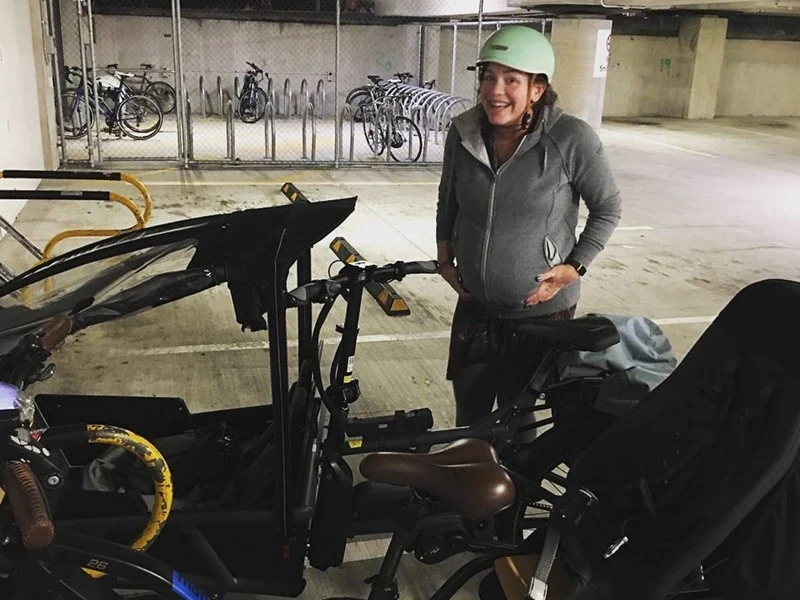 Video: Nữ nghị sĩ đạp xe đến bệnh viện để sinh con