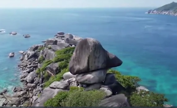 Kỳ lạ tảng đá treo lơ lửng trên vách núi thách thức trọng lực