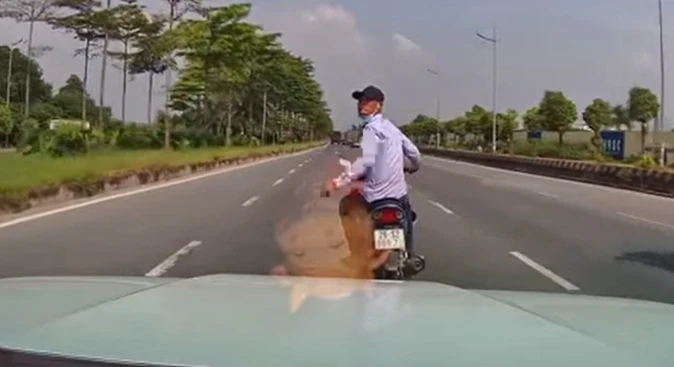 Video: Thanh niên nghi "ngáo đá" chặn đường ô tô “xin đểu” gây bức xúc