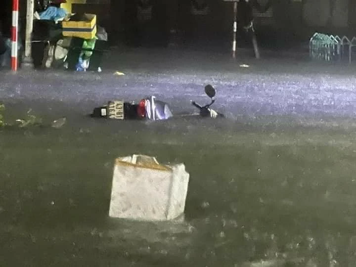 Video: Đà Nẵng ngay lúc này: mưa trắng trời, người dân cầu cứu khắp nơi