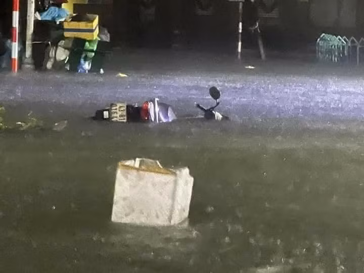 Video: Đà Nẵng ngay lúc này: mưa trắng trời, người dân cầu cứu khắp nơi