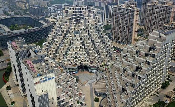 “Đau mắt” với kiến trúc tòa nhà hình kim tự tháp