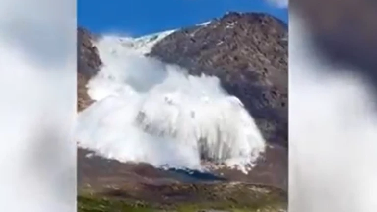 Video: Kinh hoàng khoảnh khắc trận tuyết lở ập xuống vách đá