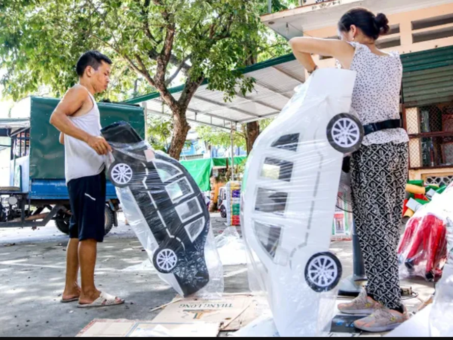 Video: Chi tiền triệu mua “xe sang”, “túi hàng hiệu” cúng rằm tháng 7