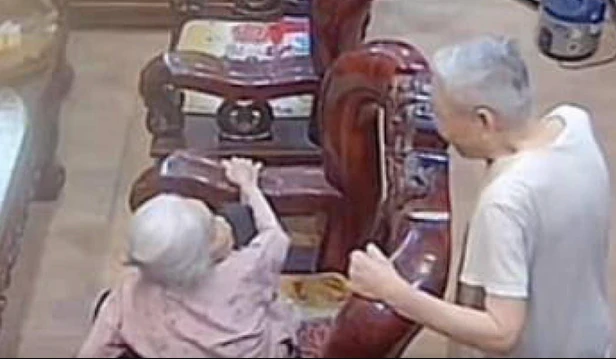 Cụ ông xin vợ cho sang uống nước chè cùng “thằng cu” 70 tuổi