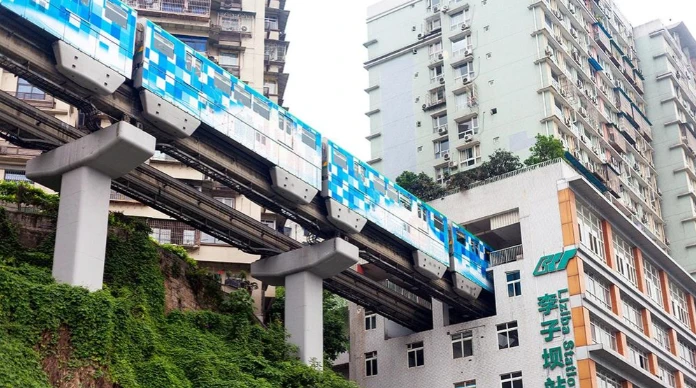 Kỳ lạ đoàn tàu một ray "xuyên thủng" tòa nhà chung cư 19 tầng