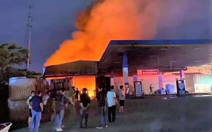 Video: Nhà xưởng cạnh cây xăng ở Hà Nội bốc cháy dữ dội trong đêm