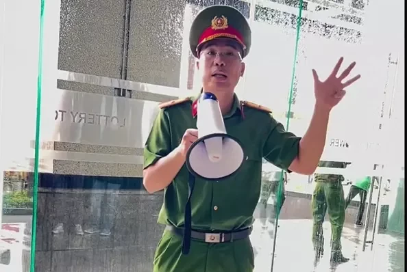 Anh công an hướng dẫn chữa cháy hài hước gây bão mạng