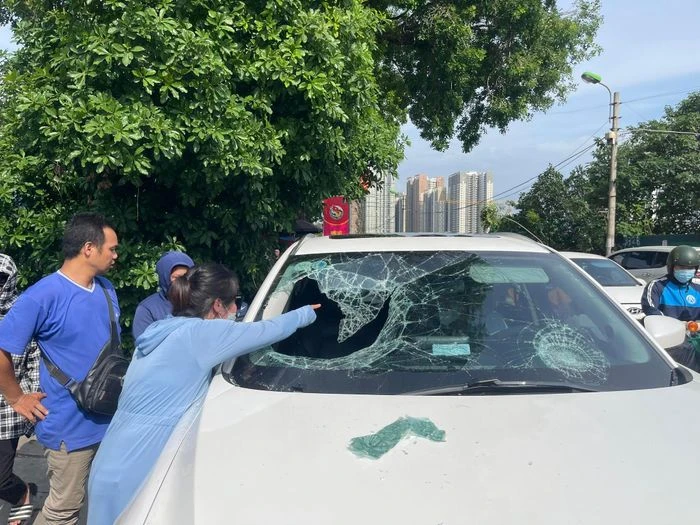 Bắt gặp chồng đi với tiểu tam, vợ điên cuồng đập vỡ kính ô tô