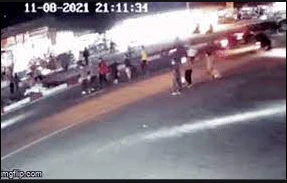 Video: Lạnh gáy” cảnh xe máy đâm hàng loạt công nhân đi bộ qua đường