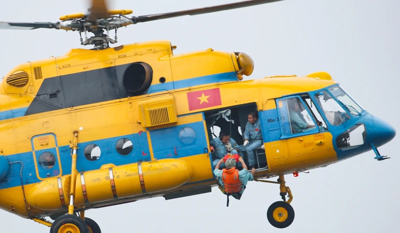 Phi công Không quân Việt Nam đu dây cứu người gặp nạn