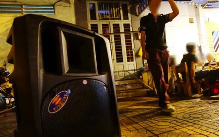 Hát karaoke gây ồn ào, bị hàng xóm đánh tràn dịch màng phổi