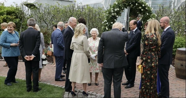 Video: Ông chủ Nhà Trắng vô tình vi phạm nghi thức Hoàng gia Tây Ban Nha