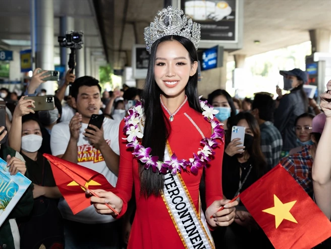 Video: Bảo Ngọc về nước sau đăng quang Hoa hậu Liên lục địa 2022