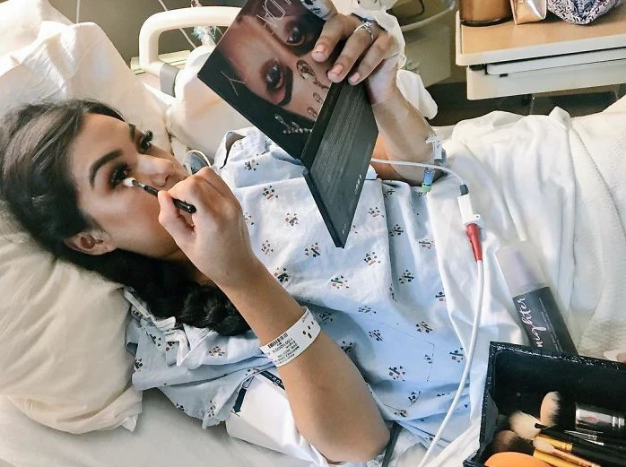 Sợ xấu hơn sợ đẻ, các bà bầu makeup “lồng lộn” trước khi lâm bồn