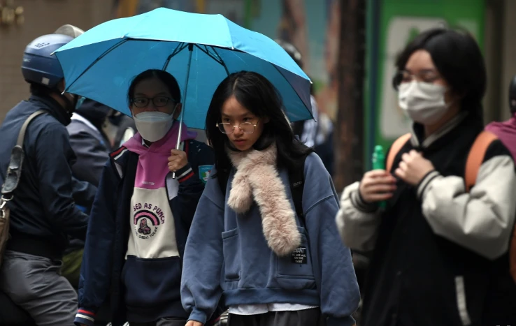 Người Hà Nội co ro trong đợt không khí lạnh đầu tiên của mùa đông