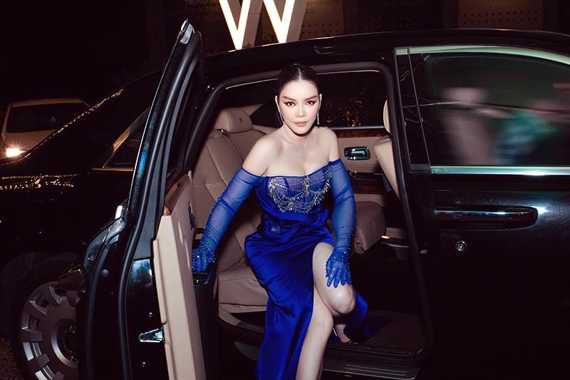 “Choáng” độ giàu có của nữ đại gia thích mang hột xoàn ra đếm