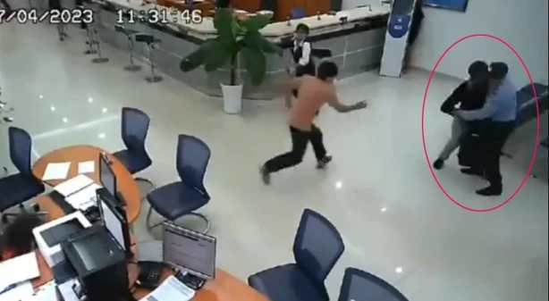 Bảo vệ, nhân viên, khách hàng phối hợp bắt tên cướp ngân hàng