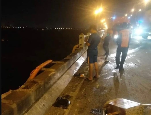 Video: Xe đầu kéo lao vào thành cầu Thanh Trì lao thẳng xuống sông