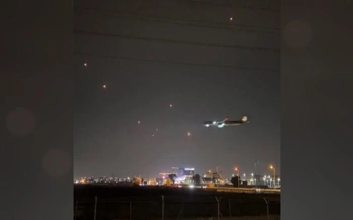 Máy bay chở khách vượt mưa rocket giữa bầu trời đêm từ Gaza