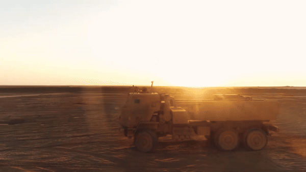 Mỗi xe phóng mang theo một container chứa 6 ống phóng đạn rocket, và khi cần container này có thể chứa và phóng một tên lửa MGM-140. Theo War Zone, Zvezda.