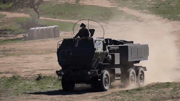 Đây chính là biến thể thu gọn của loại pháo phản lực M270. Chúng sử dụng khung gầm xe bánh lốp 6x6 thay vì bánh xích. Theo War Zone, Zvezda.