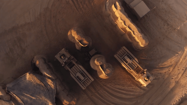 Tổ hợp pháo phản lực phóng loạt M142 HIMARS bao gồm hai thành phần chính là xe mang phóng và xe tải đạn. Theo War Zone, Zvezda.