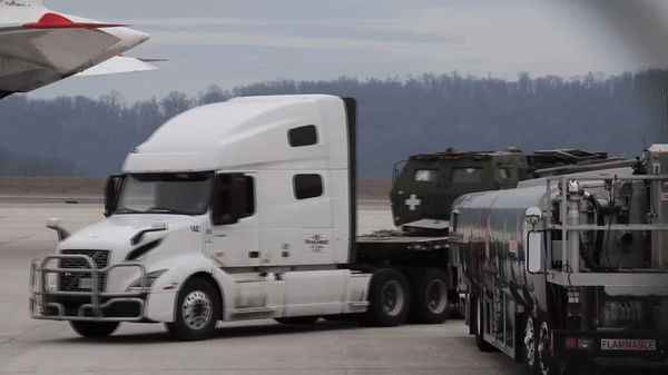 Truyền thông Mỹ hôm 12/2 công bố video tại sân bay quốc tế Harrisburg ở thành phố Middletown thuộc bang Pennsylvania, cho thấy hai tổ hợp pháo phản lực M142 HIMARS được vận chuyển xuống khỏi vận tải cơ. Theo War Zone, Zvezda.