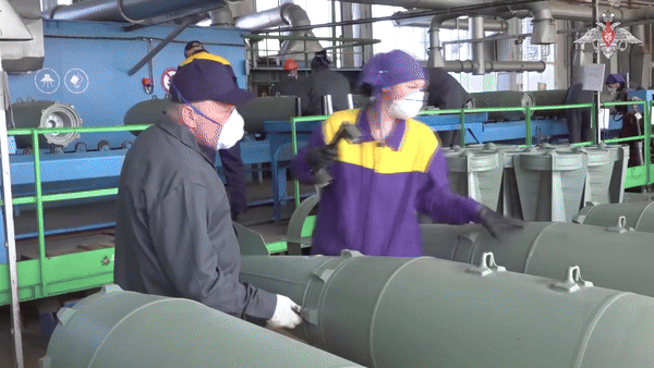 Theo truyền thông Nga, bom FAB-3000 nặng tới 3 tấn, chứa 1,2 tấn thuốc nổ. Theo Avia.