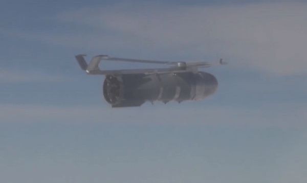 Đoạn video cho thấy quả bom FAB-3000 với hệ thống UMPC đang bay trên không trung trước khi lao xuống mục tiêu được chỉ định trước. Theo Avia.